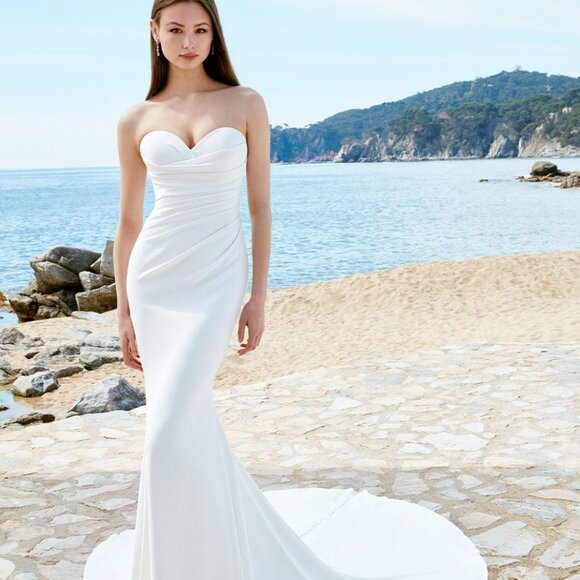 Enzoani ARYA wedding dress **NEW, NEVER WORN OR ALTERED!** (Only tried on once) - Picture 1 of 7